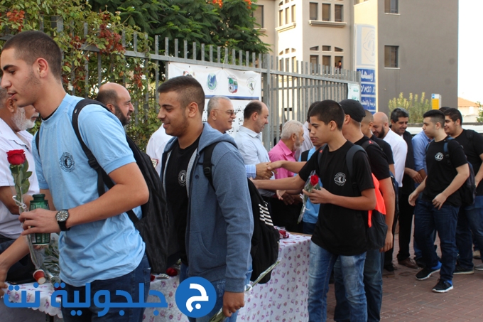 انتظام الدراسة في ثانوية جلجولية واستقبال الطلاب بالورود